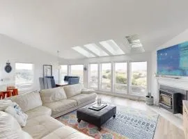 Waterfront Home withPrivate Hot Tub Ping-Pong Free WiFi & washer&dryer