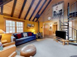 Cabin-style home with hot tub SHARC passes central location near skiing & golf，位于森赖弗的酒店