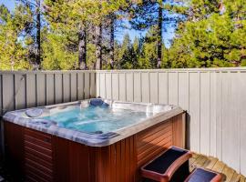 Vintage mountain home with private hot tub & SHARC access - dogs welcome，位于森赖弗的酒店