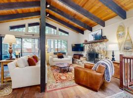 Rustic comfy dog-friendly cabin in the pines - walk to homeowners lake & beach，位于霍姆伍德的酒店
