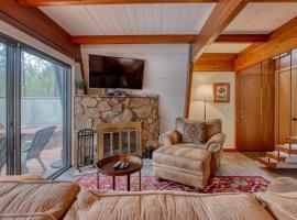 Cozy Family Cabin with Hot Tub Bikes Dog-Friendly Free WIFI with SHARC passes，位于森赖弗的酒店