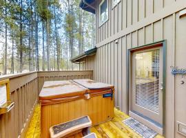 Quiet home with 8 SHARC passes private hot tub deck Ping-Pong & fireplace，位于森赖弗的酒店