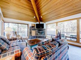 Spacious home with private hot tub deck fireplace & W&D，位于森赖弗的酒店