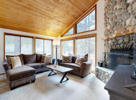 Charming home with fireplace hot tub WiFi SHARC access bikes，位于森赖弗的酒店