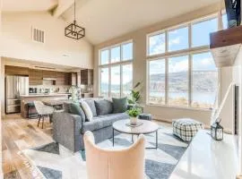 Modern mountain & river-view house with balcony deck gym and WiFi