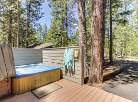 Private hot tub & 8 sharc passes at this convenient & spacious home，位于森赖弗的酒店