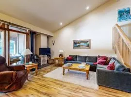 Second-floor lakefront condo with scenic views & easy access to town & slopes