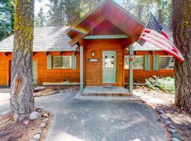 Serene cabin with expansive deck grill fireplace - near skiing - walk to beach，位于霍姆伍德的酒店