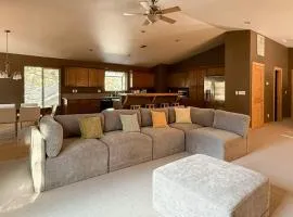 Ski-ready Tahoe cabin with mountain views close to downtown jetted tub wifi
