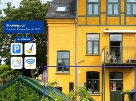 City House with Terrace, Garden and Free Parking