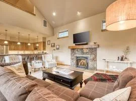 Downtown Sisters home with private hot tub & fenced yard - dogs welcome