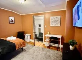 Queen Bed Sleeps 2 Communal Spaces SU NYS Fair Carrier Dome Upstate Medical Center