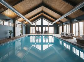 Luxury Lakeview Estate w Indoor Pool & Golf Sim，位于伊萨卡的酒店