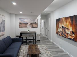 Luxury Retreat - 1hr to Banff, 20min from Airport, 85 inch Cinema, Full Kitchen, Laundry, Workstation and High speed fibre internet，位于Calgary的酒店