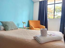 Habitación individual con baño cerca al Parque San José，位于科尔多瓦的酒店