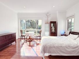 Golf Course Frontage House，位于Schofields的酒店