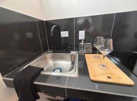 Downtown, Comfortable Loft,，位于埃莫西约的酒店