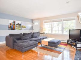 Fully Renovated Walk to Scargo Lake，位于丹尼斯的酒店
