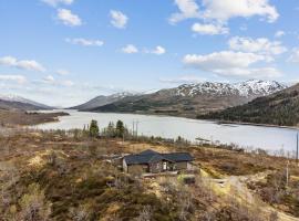Hytte med peis utsikt & lakseelv rett nedenfor!，位于勒丁恩的酒店