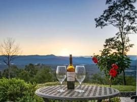 Mountain Top Mansion + Pet Friendly + Sleeps 24 + Asheville + Blue Ridge Parkway，位于弗莱彻的酒店
