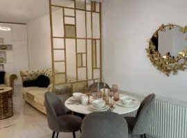 Elegant Central Apartment Balcony & City View Self check in