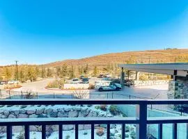 Modern resort condo with pool hot tub rolling foothill views & shuttle