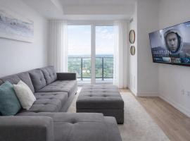 Highrise King Condo With Home Cinema - Pool,Gym,Bowling Alley,Hot Tub, Sauna,Lounge，位于基奇纳的酒店