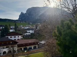 Casa con vista Sciliar centro paese PINK con parcheggio privato