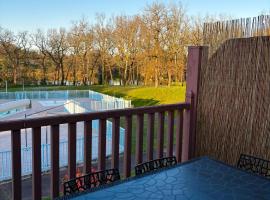 Appartement Vue Lac & Piscine, Terrasse Privée, Résidence Mondésir，位于蒙夫朗屈安的酒店