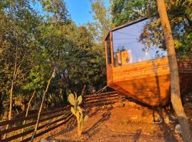 MONKEY MANSION - Luxury Treehouse - Private Escape with outdoor hot Tub，位于Abū Mīzān的酒店