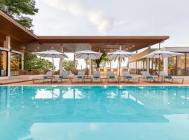 LIV Hotel Phuket Patong Beachfront，位于芭东海滩的酒店