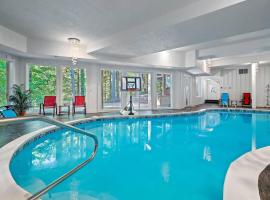 Indoor Pool Sauna Movie Theater Room Bar Sleeps 10，位于Chagrin Falls的酒店