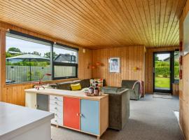 Retro Home Near Skovgårde With Ocean Views，位于Allingåbro的酒店