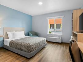 WoodSpring Suites Rogers Bentonville，位于罗杰斯的酒店