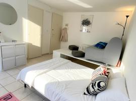 Joli studio au centre ville de Neuchâtel, à 5 minutes du lac，位于纳沙泰尔的酒店