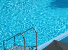 Modernes Apartment mit Pool und Sauna，位于默讷塞的酒店