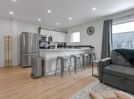 Spacious Downtown 1 BDRM - Walking Distance