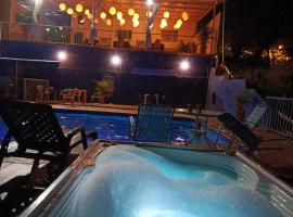 Hospedaje con piscina aventurero San Gil，位于圣希尔的酒店