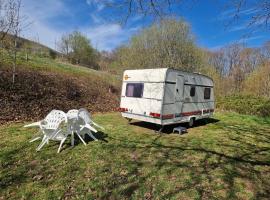 Caravan Lara Camping La Foret du Morvan，位于Larochemillay的酒店