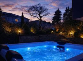 Ferienhaus Wintergarten für 8 Gäste und 2 Hunde in der Eifel mit toller Aussicht, Kamin und Garten，位于施莱登的酒店