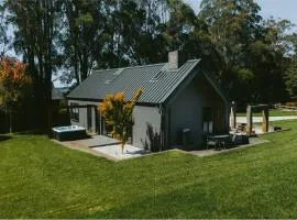 The Mist, Luxury Farm w Fireplace & Hot tub