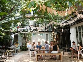 The Yard Bangkok Hostel，位于曼谷的酒店