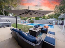 Central location Hot Tub Heated Pool Digital Game Table，位于诺默尔的酒店