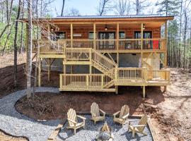Secluded Mountain Cabin, Hottub, Fire pit, 4 Acres，位于墨菲的酒店