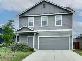 Spacious & Pet Friendly! Hill Country Home Base
