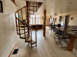 Falling Timber- A Frank Lloyd Wright Inspired Staycation，位于坎顿的酒店