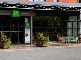 四季里尔机场酒店