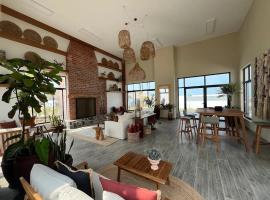 Casa de campo de estreno cerca a la playa，位于Puerto Viejo的酒店
