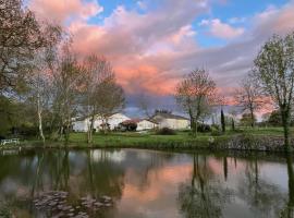 Les Chantours, Domaine naturel arboré et fleuri de15 hectares，位于Saint-Antoine-Cumond的酒店