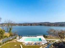 Luxury Villa, swimming pool, private beach, sleeps 8，位于Comabbio的酒店